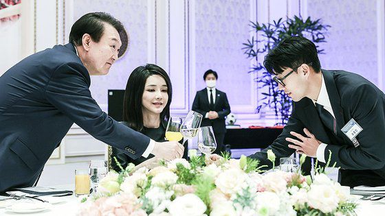 윤석열 대통령이 지난 8일 청와대 영빈관에서 열린 축구 국가대표팀 환영 만찬에서 주장 손흥민 선수와 건배하고 있다. 사진 대통령실