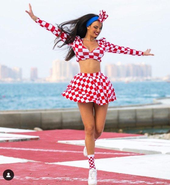 2022 카타르월드컵에서 노출 의상을 입은 크로아티아 출신 모델 겸 인플루언서 이바나 놀을 보는 현지 남성들. 사진 TrollFootball 트위터 캡처