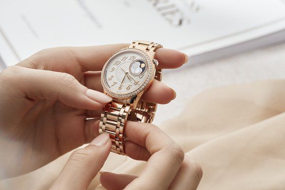 에제리 문페이즈. 직경 37mm 크기의 핑크골드 케이스에 베젤을 따라 94개의 다이아몬드가 세팅돼 있다.  사진 바쉐론 콘스탄틴