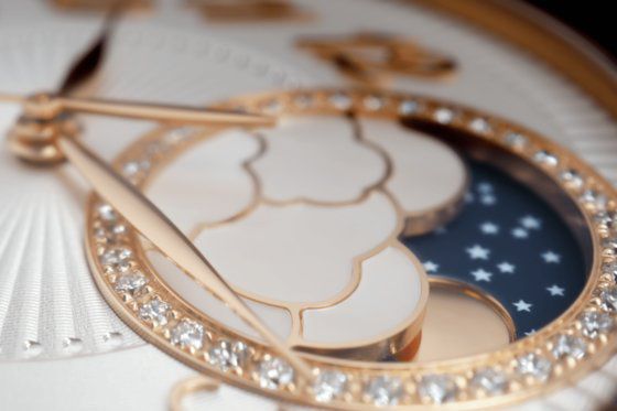 다이얼에 위치한 문페이즈. 시간의 흐름에 따라 자개로 만든 구름 아래로 달이 움직인다. 사진 바쉐론 콘스탄틴