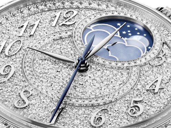 촘촘하게 다이아몬드가 세팅된 바쉐론 콘스탄틴 에제리 문페이즈 컬렉션. 사진 바쉐론 콘스탄틴