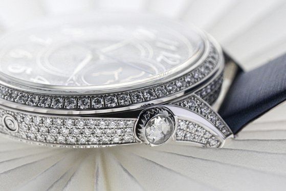 케이스 옆면과 스트랩을 고정하는 러그에까지 다이아몬드가 빼곡하게 세팅됐다. 사진 바쉐론 콘스탄틴