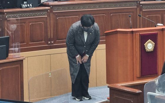 이태원 참사 막말 사과하는 김미나 창원시의원   (창원=연합뉴스) 김선경 기자 = 158명이 숨진 이태원 참사와 관련해 막말을 쏟아낸 국민의힘 김미나 경남 창원시의원이 13일 오후 열린 제120회 시의회 제2차 본회의에서 허리 숙여 사과하고 있다. 연합뉴스
