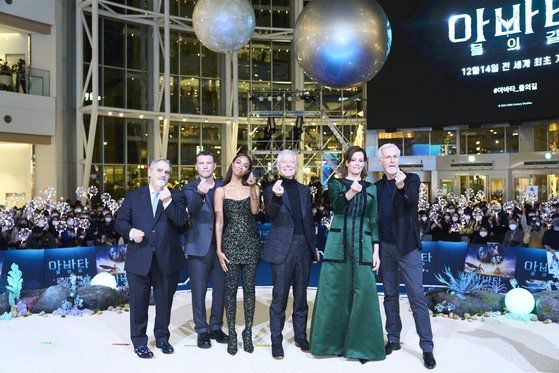 영화 '아바타: 물의 길'에서 나비족의 몸이 된 설리(샘 워싱턴)와 나비족 아내 네이티리(조 샐다나)는 1편의 15년 후 사남매의 부모가 되어있다. 이들은 인류의 사진 월트디즈니컴퍼니 코리아