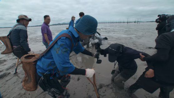 촬영 과정도 험난했다. 물이 차오르는 시간에 갯벌을 빠져나가다가 발이 빠져 나오지 못하는 제작진을 가장 가까이에 서있던 유재석이 직접 꺼내주는 장면도 찍혔다. 유재석은 다급하게 "야 야 카메라 버려! 쟤 누구야 창대(카메라 감독) 아냐? 물 들어와! 나와!"라고 여기저기 외치며 제작진 3명을 구해줬다. 사진 넷플릭스