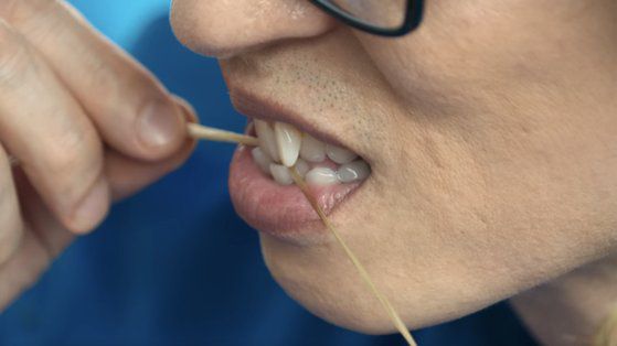 자막없이 클로즈업된 유재석의 모시 찢는 입은 다큐멘터리처럼 담겼다. 이광수는 이 장면을 보고 즉시 "이건 그냥 치실이잖아"라고 말하며 웃음을 만든다. 사진 넷플릭스