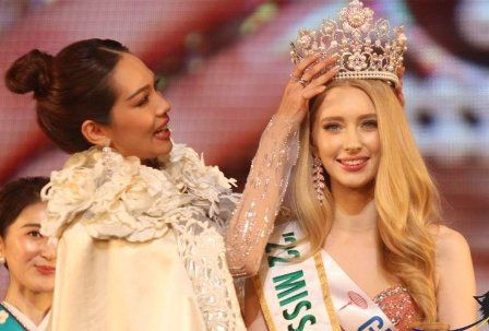 미스 인터내셔널에 뽑힌 자스민 셀버그의 남자찬구를 소개한 게시물. 사진 미쏘솔로지 페이스북 캡처