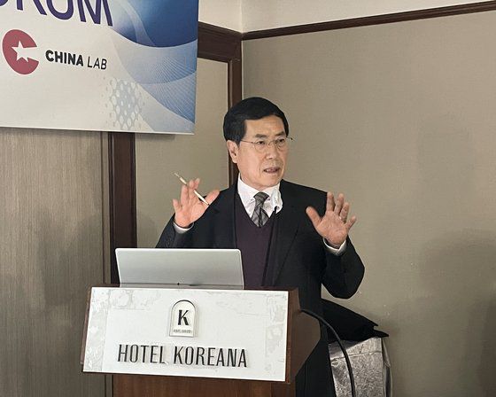 한중우호협회가 지난 8일 코리아나 호텔에서 개최한 한중수교 30주년 기념 중국전문가포럼에서 문흥호 한양대 교수가 '시진핑 집권 3기, 대만해협의 전쟁과 평화'를 주제로 발표하고 있다. [사공관숙 중국연구소 연구원]