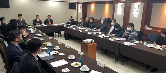 외교부 · 중앙일보 중국연구소 · 성균중국연구소 · 차이나랩의 후원 하에 지난 8일 코리아나 호텔에서 처음 열린 한중우호협회의 '한중수교 30주년 기념 중국전문가포럼'은 2023년부터 분기별로 정기적인 모임을 가질 예정이다. [사공관숙 중국연구소 연구원]