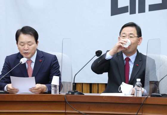 국민의힘 주호영(오른쪽) 원내대표가 16일 오전 국회에서 열린 원내대책회의에서 발언한 뒤 물을 마시고 있다. 왼쪽은 성일종 정책위의장. 연합뉴스