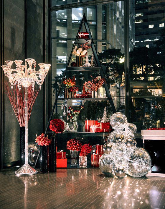 포시즌스호텔 은 로비 한편을 고급 크리스털 소품과 꽃장식으로 꾸몄다. [사진 포시즌스 호텔 ]