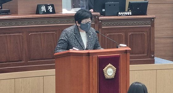 158명이 숨진 이태원 참사와 관련해 막말을 쏟아낸 국민의힘 김미나 경남 창원시의원이 지난 13일 오후 열린 제120회 시의회 제2차 본회의에서 공식 사과 발언을 하고 있다. 연합뉴스