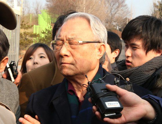 2013년 1월 MB의 최측근으로 불린 최시중 전 방통위원장이 특별사면을 받고 서울구치소를 나오고 있다. 중앙포토