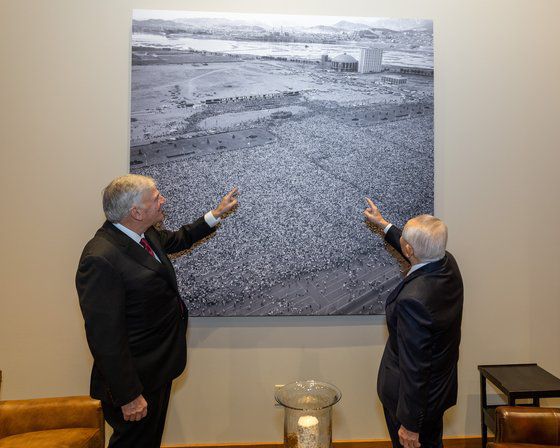 빌리 그레이엄 기념도서관 내 '빌리 킴 홀'에 전시된 1973년 여의도 전도대회 사진을 보며 김장환 목사(오른쪽)와 프랭클린 그레이엄 목사가 이야기를 나누고 있다. 사진 극동방송