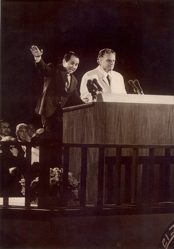 1973년 여의도 집회에서 빌리 그레이엄 목사(오른쪽)의 설교를 김장환 목사가 통역하고 있다. 사진 극동방송