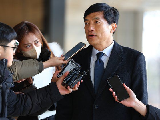 추미애 전 법무부 장관 시절 윤석열 당시 검찰총장을 사퇴시킬 목적으로 이른바 '찍어내기' 감찰이 이뤄졌다는 의혹과 관련해 당시 서울중앙지검장을 지낸 이성윤 법무연수원 연구위원이 16일 검찰 조사를 받기 위해 서울 서초구 서울중앙지검으로 출석하며 취재진 질문에 답하고 있다. 연합뉴스.