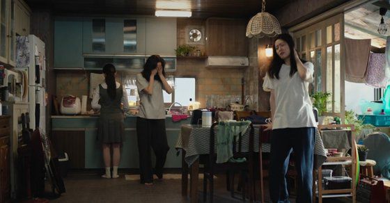 여러 번 영화로 제작됐고, 그레타 거윅 감독이 2019년 다시 리메이크해 사랑받은 ‘작은 아씨들.’ 왼쪽부터 첫째 메그, 둘째 조, 막내 에이미, 셋째 베스다. 영화에선 원작 소설처럼 조가 극을 이끈다. 시얼샤 로넌이 연기했다. 사진 소니픽쳐스