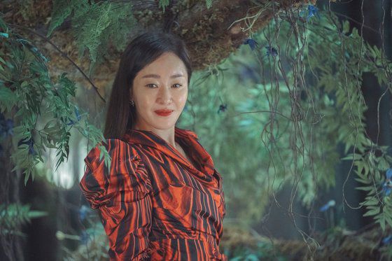 “좋은 집에 살면 성공할 확률이 높아진다. 웬만하면 집에 오면 다 극복되니까.” 이렇게 말한 인주(오른쪽)의 고모할머니(김미숙, 왼쪽)는 막대한 부를 이뤘지만, 그로 인해 세상을 떠난다. 사진 tvN