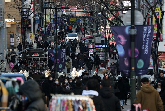 성탄절인 25일 서울 중구 명동 거리가 시민과 관광객으로 붐비고 있다. 뉴스1