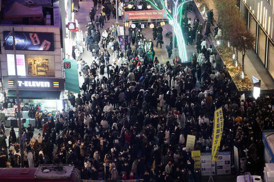 크리스마스 이브인 24일 서울 명동거리에서 시민들이 연말 분위기를 즐기고 있다. 연합뉴스
