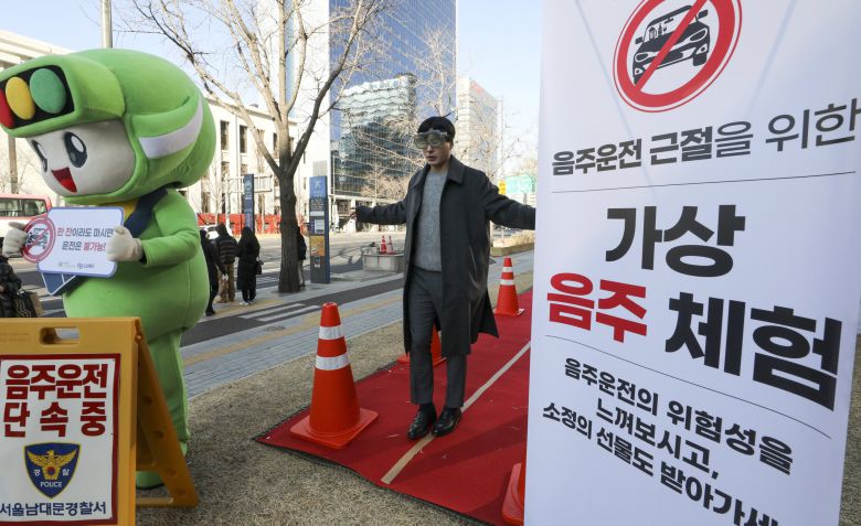 '도로교통공단-오비맥주, 음주운전 ZERO 캠페인'에서 관계자가 음주운전 근절을 위한 가상 음주체험을 하고 있다. 뉴스1