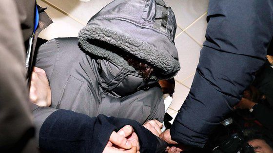 파주 택시기사 살해 사건의 용의자인 이씨가 지난 28일 오전 경기 고양시 의정부지방법원 고양지원에서 열린 '살인 및 사체 은닉' 혐의 구속 전 피의자 심문(영장실질심사)에 출석하고 있다. 뉴스1