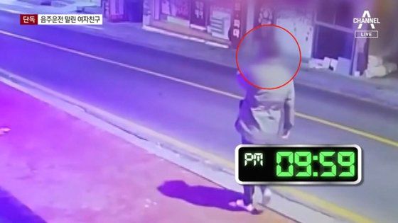 파주 택시기사 살해 사건의 용의자인 이씨가 사고 직전 누군가에게 전화를 걸고 있는 모습. 사진 채널A 캡처