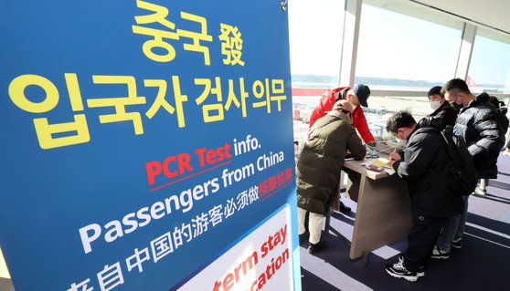 중국발 입국자에 대한 코로나19 검사 의무화가 시작된 2일 인천 중구 인천공항 입국장에서 중국발 입국자들이 건강상태 질문지 작성을 하고 있다. 뉴시스