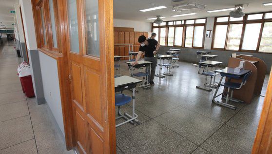 지난 2020년 5월 19일 오전 부산 부산진구 양정고등학교 3학년 8반 교실에서 교사들이 책상의 사회적 거리를 유지한 채 소독하고 있다. 송봉근 기자