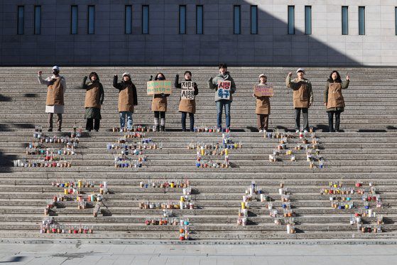 녹색연합, 여성환경연대, 환경운동연합, 이제석광고연구소 관계자들이 2일 오전 서울 종로구 세종문화회관 계단에서 일회용컵 보증금제의 전국 시행을 촉구하는 퍼포먼스를 하고 있다. [연합뉴스]