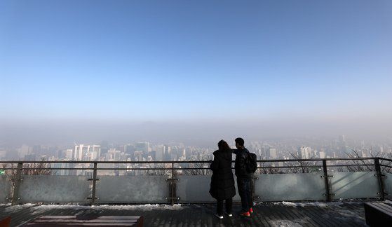 미세먼지가 기승을 부린 8일 오전 서울 남산공원에서 바라본 도심이 뿌옇게 보이고 있다. 뉴스1