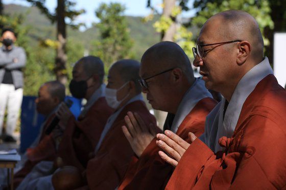 대한불교조계종은 김 처장의 '시무식 찬송가'와 관련해 종교편향 문제를 제기하며 사퇴를 촉구했다. 사진은 지난해 10월17일 대한불교조계종 사회노동위원회 스님들이 17일 경기 파주시 서울시립승화원 제1묘지 무연고 사망자 추모의집에서 '무연고 사망자 합동 추모제'를 봉행하는 모습. [뉴스1]