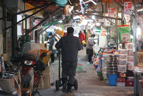 지난 2일 서울 시내의 한 전통시장 모습. 소상공인시장진흥공단에 따르면 소상공인과 전통시장의 체감 경기가 석 달 연속 악화한 것으로 나타났다. 연합뉴스