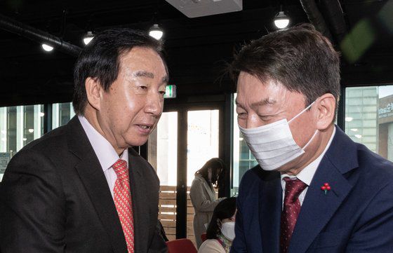 안철수 국민의힘 의원이 9일 서울 여의도 국민의힘 중앙당사에서 열린 2023 사무처 당직자 신년조회에서 이석하며 김성태 중앙위원회 의장과 인사하고 있다. 뉴스1