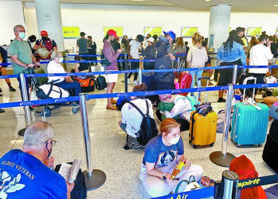 2021년 8월 3일 승객들이 미국 로스앤젤레스 국제공항의 스피릿 항공 터미널에서 탑승을 기다리고 있다. AP=연합뉴스