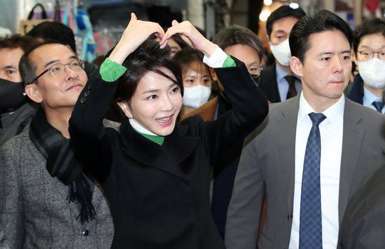 김건희 여사가 11일 대구 서문시장을 방문하고 있다. 연합뉴스