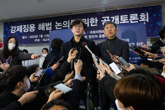 임재성 법무법인 해마루 변호사와 김영환 민족문제연구소 대외협력실장이 12일 서울 여의도 국회 의원회관에서 열린 강제징용 해법 논의를 위한 공개토론회 참석에 앞서 기자회견을 하는 모습. 뉴스1.