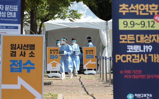 지난해 8월 7일 오후 경기 용인시 처인구 영동고속도로 용인휴게소(인천방향)에 설치된 임시선별검사소가 운영 중에 있다. 뉴스1