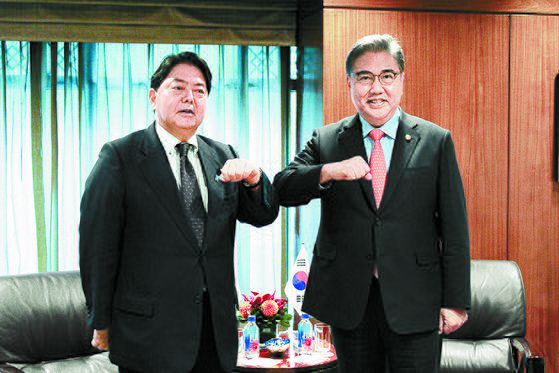 박진 외교부 장관은 13일 하야시 요시마사 일본 외무상과 통화를 갖고 강제징용 해법을 도출하기 위한 협의를 진행했다. 사진은 지난해 9월 뉴욕 맨해튼에서 열린 한일 외교장관 회담에 앞서 인사를 나누는 박 장관과 하야시 외무상. 연합뉴스