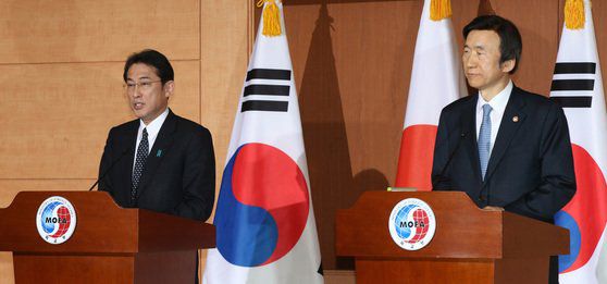 2015년 12월 당시 윤병세 외교부장관과 기시다 후미오 일본 외무상은 한일 외교장관 회담 후 한일 위안부 합의 내용을 발표했다. 중앙포토