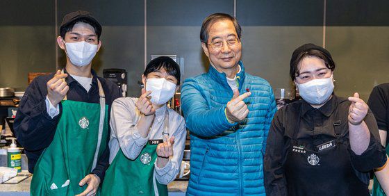 서울 동대문구 경동시장 내 스타벅스 '경동1960'점 직원들과 기념 촬영하는 한덕수 국무총리. 연합뉴스