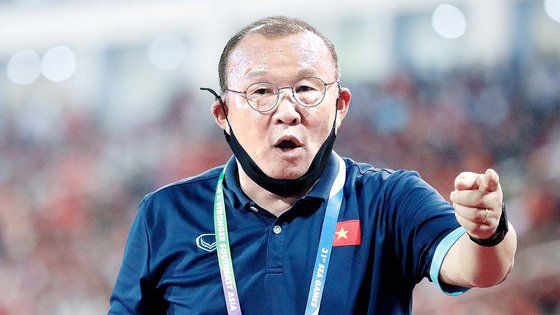 한국-베트남 노선 평생 이용권을 선물 받은 박항서 감독. AP=연합뉴스