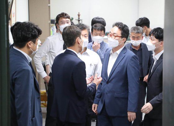 2021년 9월 13일 공수처 관계자들이 국회 의원회관 내 국민의힘 김웅 의원 사무실에서 압수수색을 진행하고 있다. 사진 임현동 기자