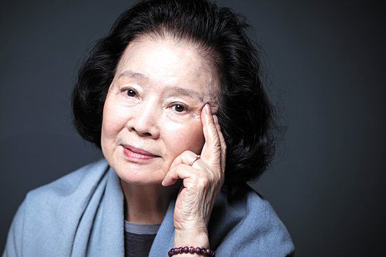 김수용 감독의 영화 '화려한외출'(1977)에서 열연중인 윤정희이다. 사진 태창흥업주식회사