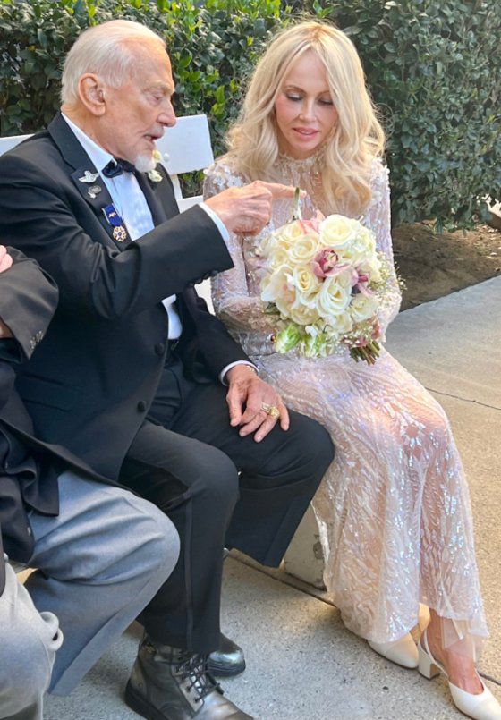 버즈 올드린과 앙카 포르. 트위터 캡처