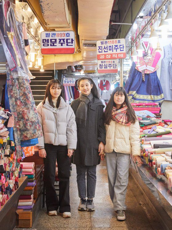 광장시장 2층에 위치한 한복 주단부에서는 다양한 원단과 한복들을 만나볼 수 있다.