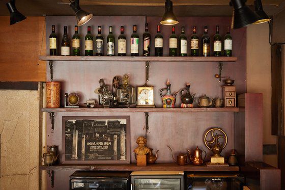 세월이 느껴지는 학림다방 내부 인테리어를 보고 있으면 1960~70년대로 시간여행을 온 느낌을 준다.