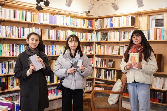 미래유산 ‘동양서림’을 방문한 소중 학생기자단이 옛 서점에서 현재 트렌드에 맞춰 변화한 모습을 살펴봤다.