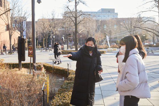 소중 학생기자단이 안지영(왼쪽) 역사해설가의 도움을 받아 미래유산에 대해 제대로 알아봤다.