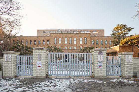 1946년 경성제대 의학부와 경성의전이 통합·설립된 서울대학교 의과대학 부속병원으로 의료근대화의 산실인 서울대학병원.